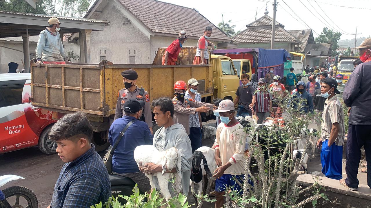 Polri Gelar Operasi Kemanusiaan Aman Nusa II Tanggulangi Erupsi Gunung Semeru