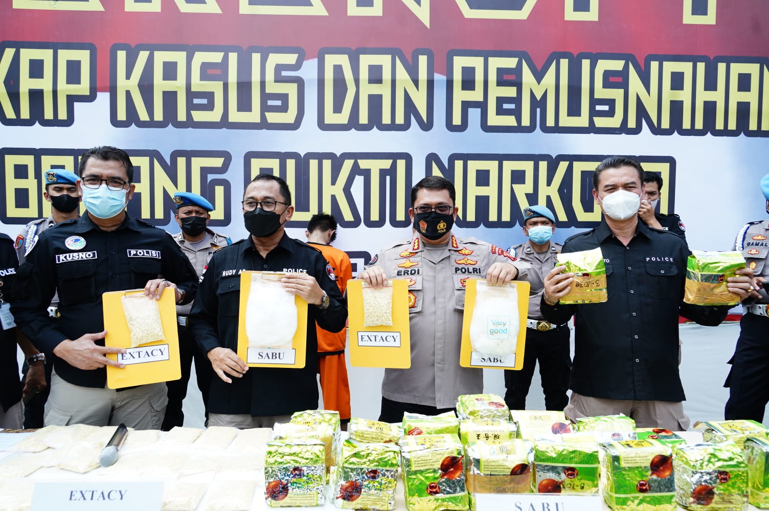 POLDA JABAR TANGKAP DUA TERSANGKA PENYALAHGUNAAN NARKOTIKA DI BANDUNG DAN BANTEN
