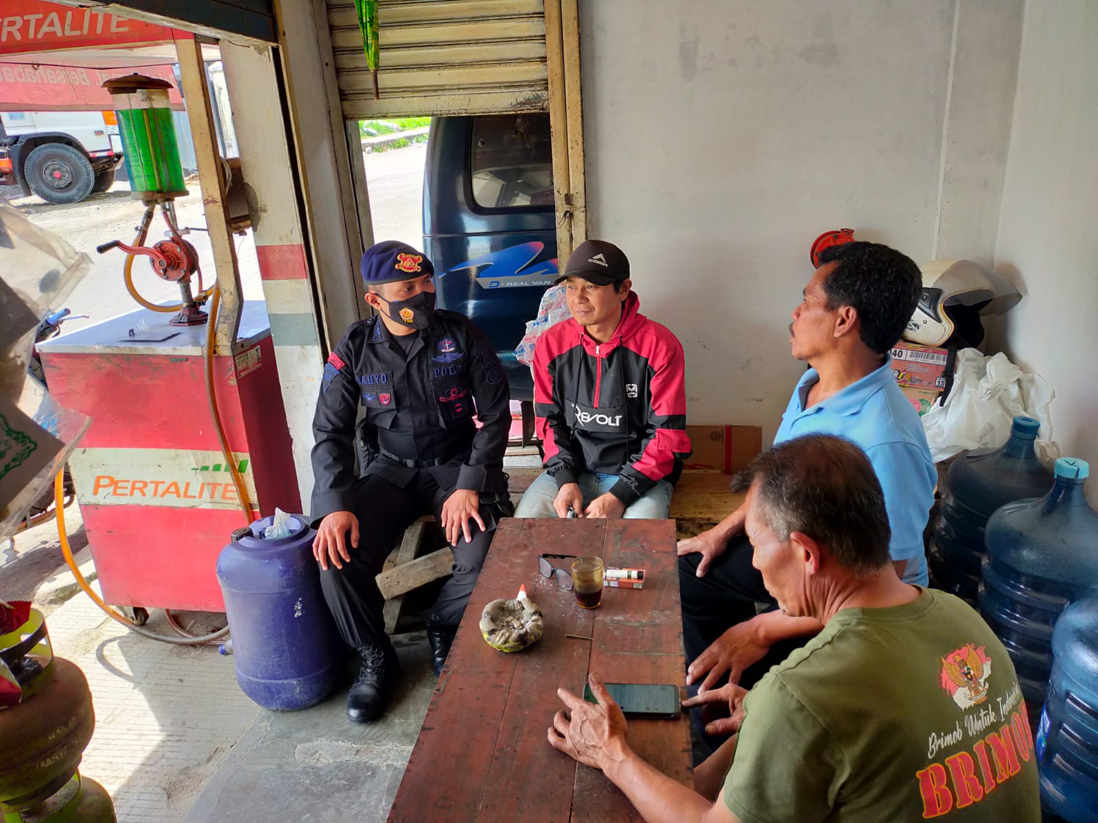 Anggota Sat Brimob Polda Jabar Meninjau Dan Menghimbau Masyarakat Di Kabupaten Cianjur