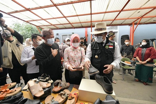 Artis K-Pop pakai Batik Cirebon desainan Kang Emil