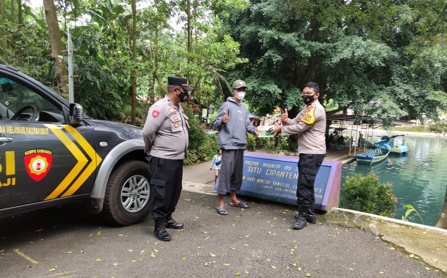 Bantu Jaga Kamtibmas, Polisi Berikan alat penerangan Kepada Warga
