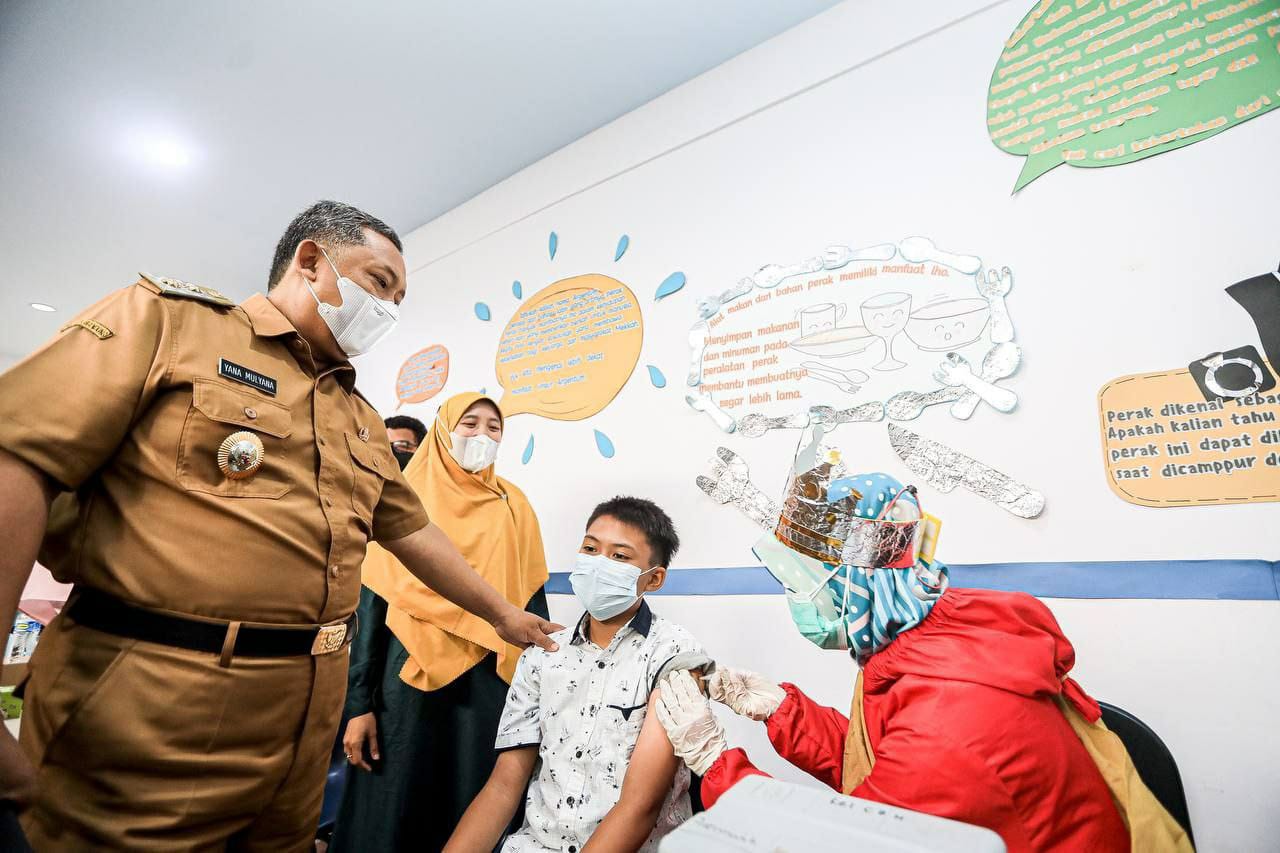 Ciptakan suasana Rileks saat Vaksin nakes dandan jadi raja dan ratu