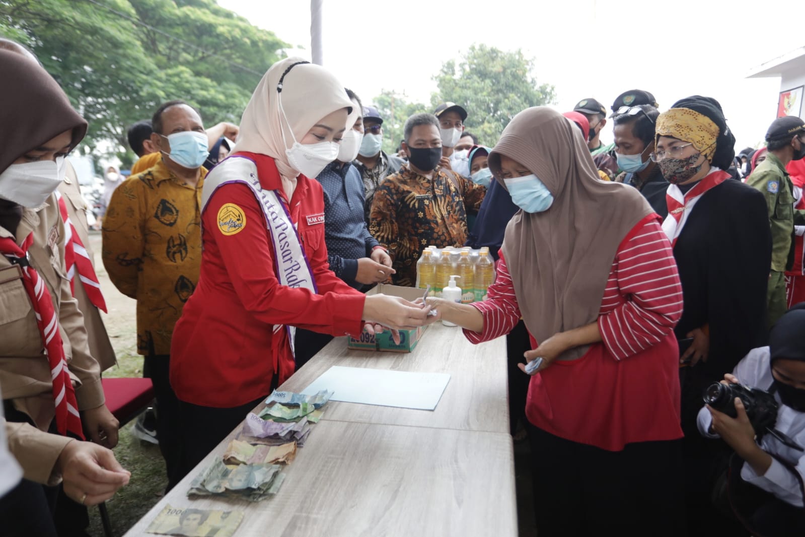 Duta Pasar Rakyat Jabar pembeli minyak goreng murah