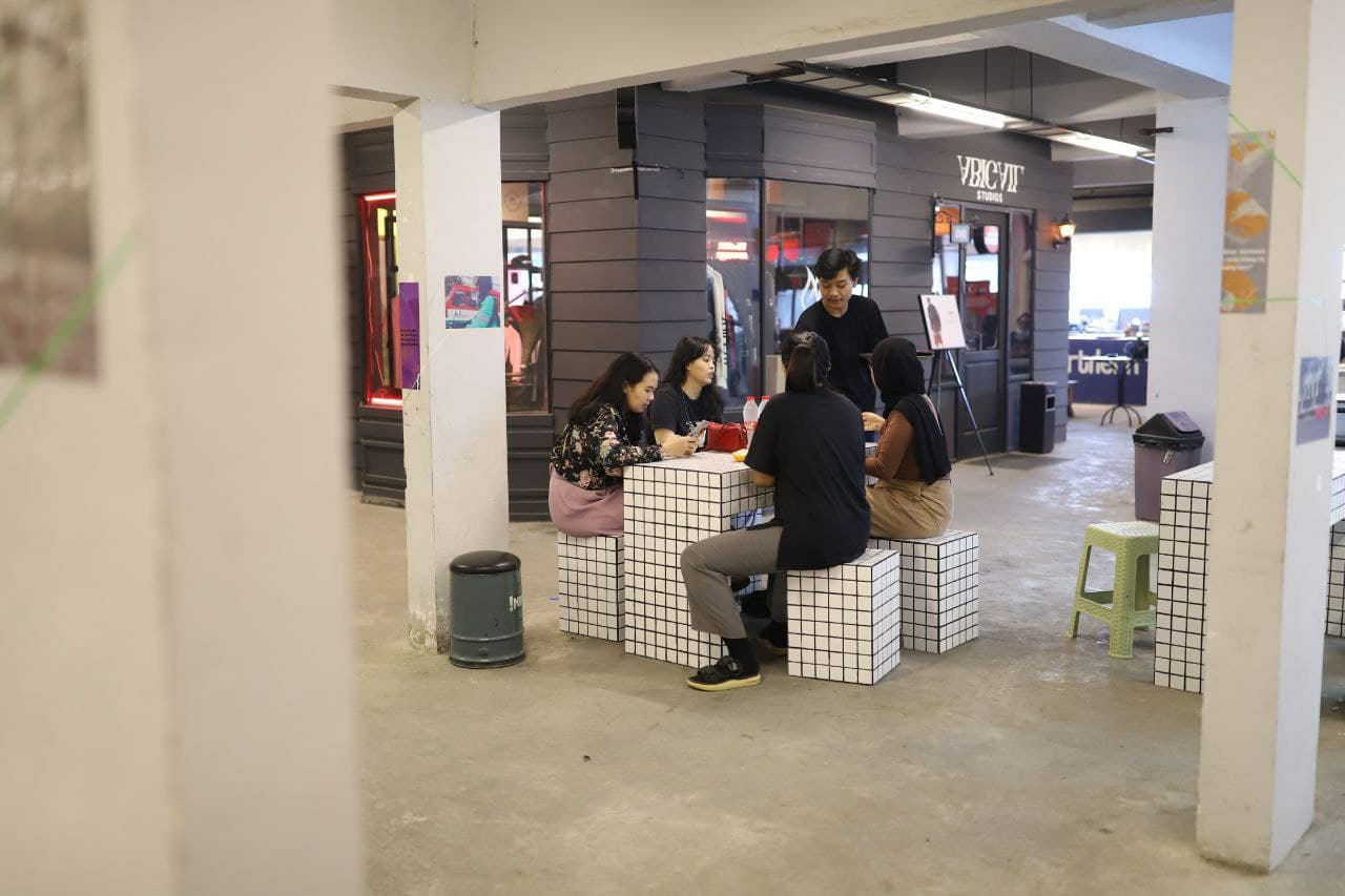 Hallway ruang kreatif dengan aneka ragam produk industri kreatif