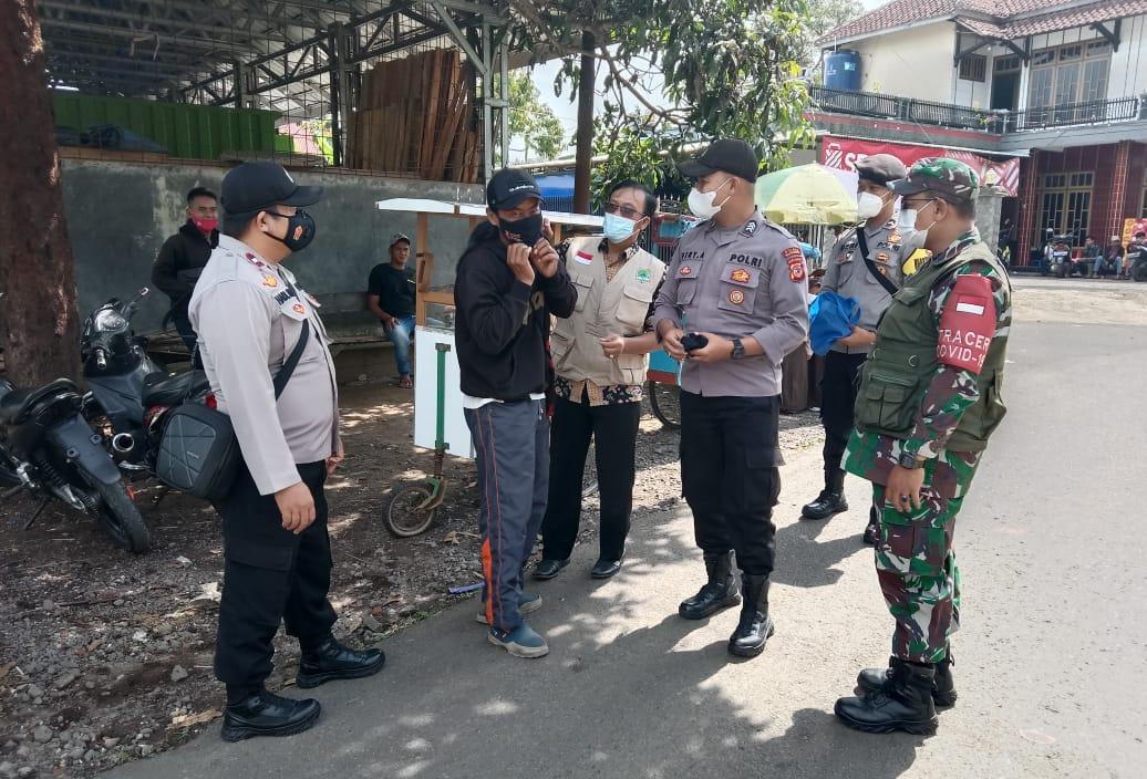 Gencar TNI - Polri Bagikan Masker pada masyarakat Upaya Cegah Penyebaran Covid 19