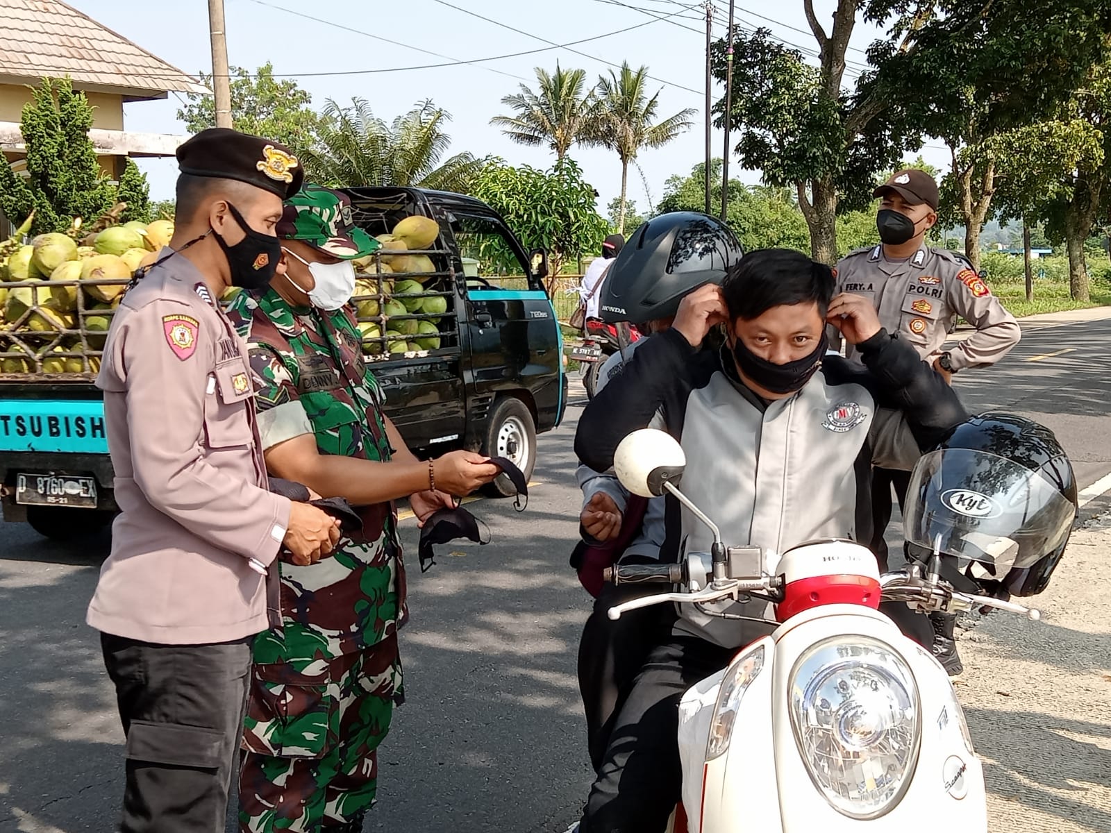 TNI - Polri bersinergi bagikan Masker Ke Pengguna Jalan Cegah Penyebaran Covid 19