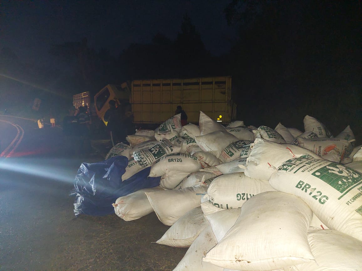 Sat Brimob Polda Jabar Bantu Evakuasi Korban Truk Terguling