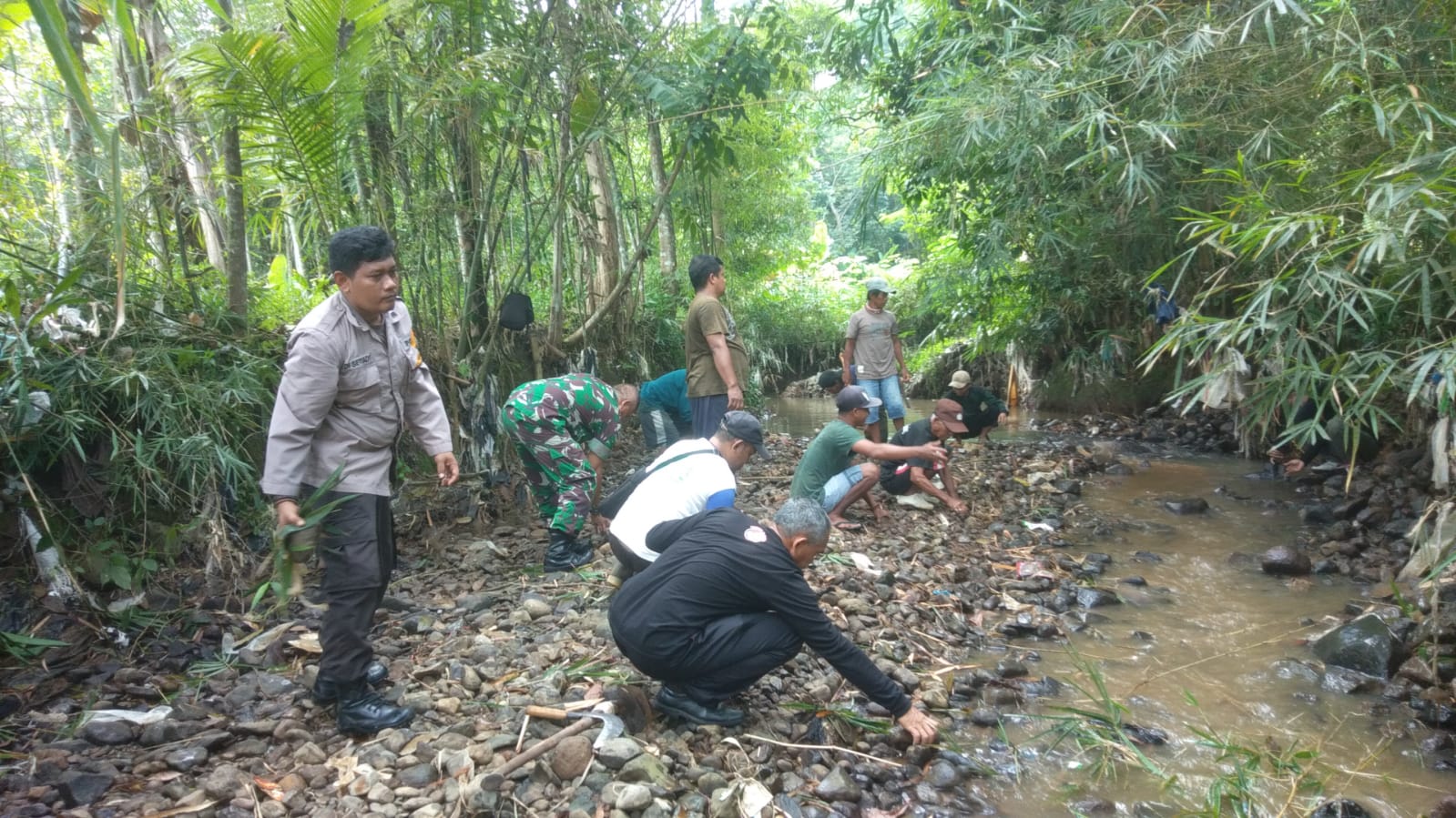 Sinergitas TNI-Polri Bantu Warga Bersihkan Aliran Sungai Palayangan