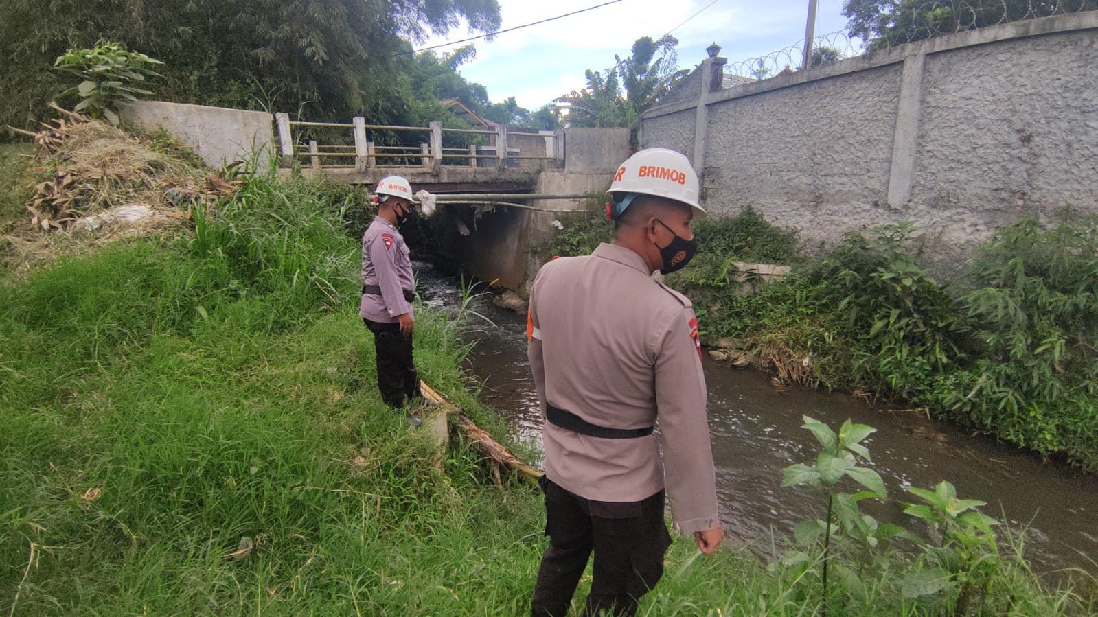 Cek Sungai di Musim Penghujan Sat Brimob Polda Jabar Antisipasi Banjir