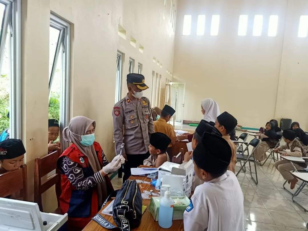Polisi Pantau Vaksinasi Anak di SDIT Nurul Barokah Desa Kancana Majalengka