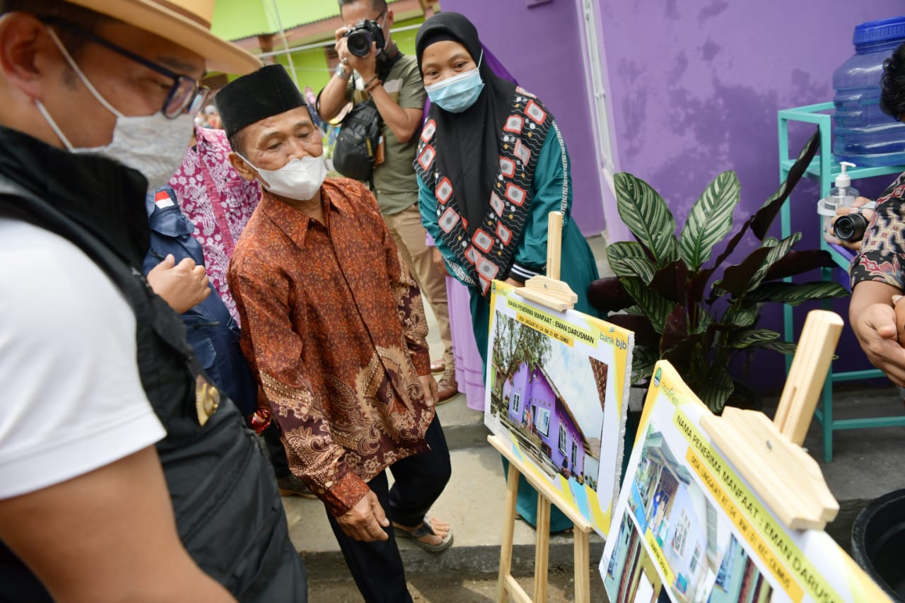 Ridwan Kamil tinjau perbaikan rumah tidak layak huni di Kuningan