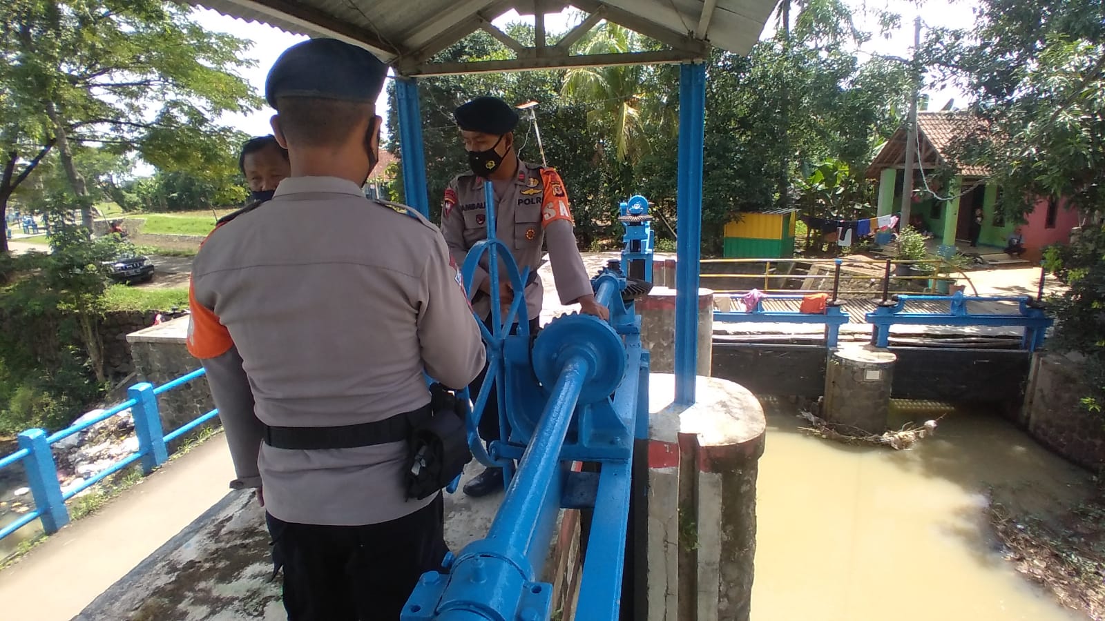 Sat Brimob Polda Jabar Patroli Siaga SAR Cek Titik Rawan Banjir di Kabupaten Cirebon