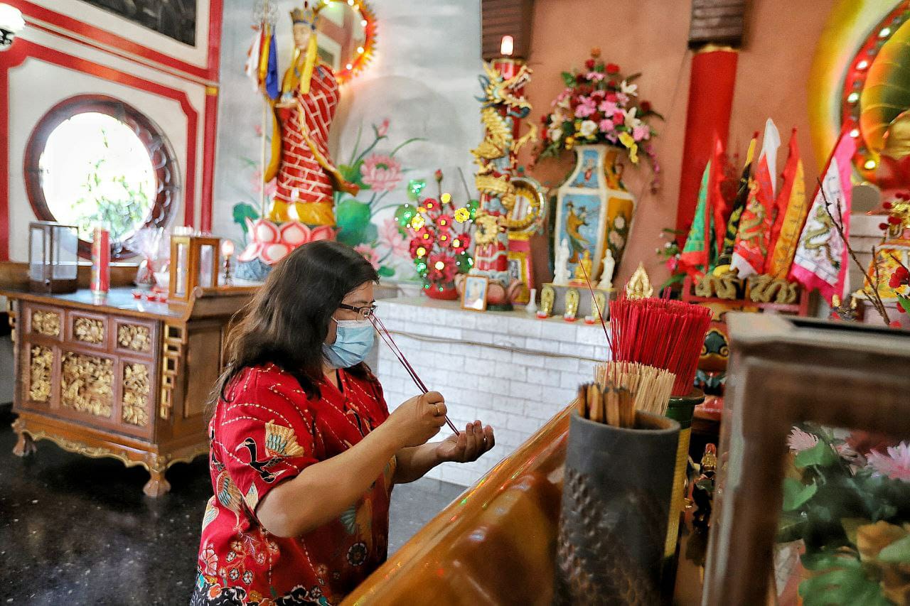 Jelang Hari Raya Imlek, Umat Buddha sersiap merayakannya