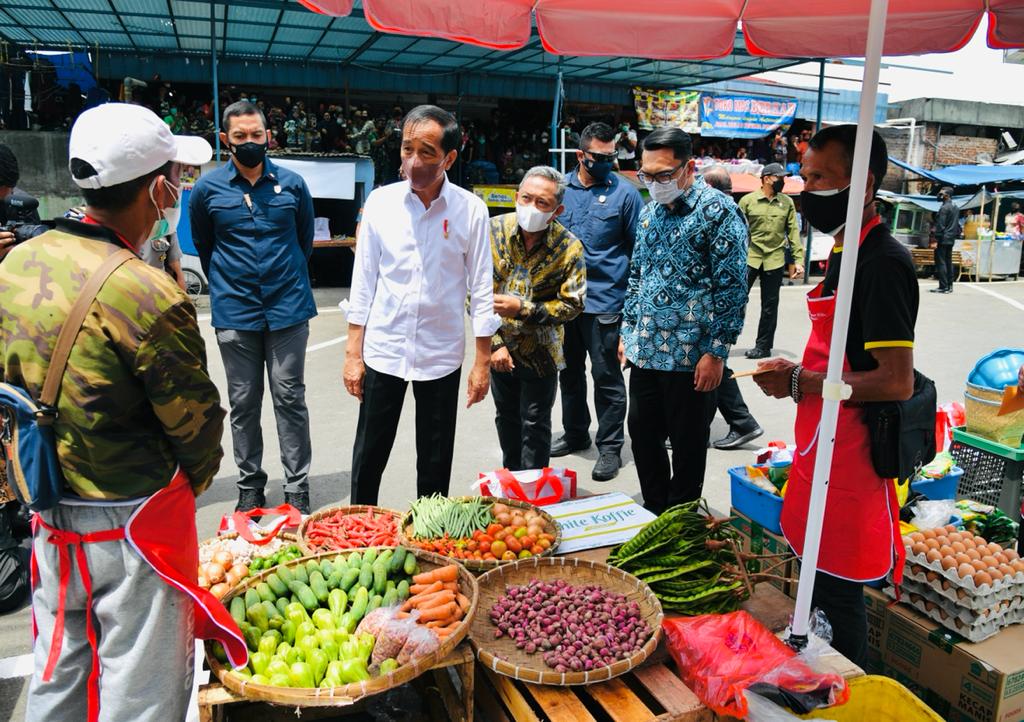 Jokowi Kunjungi dan berikan BLT di Pasar Sederhana Bandung