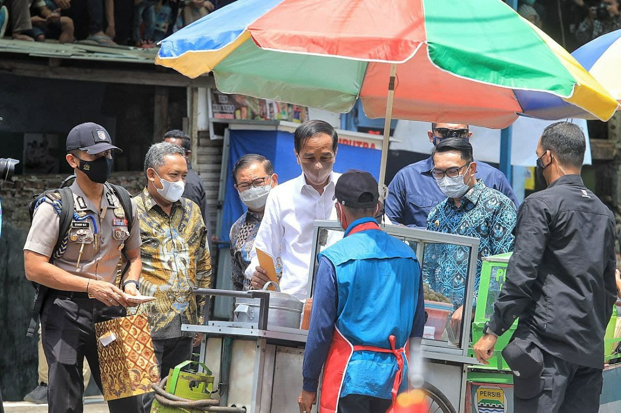 Jokowi berikan bantuan sembako dan uang tunai pedagang pasar sederhana