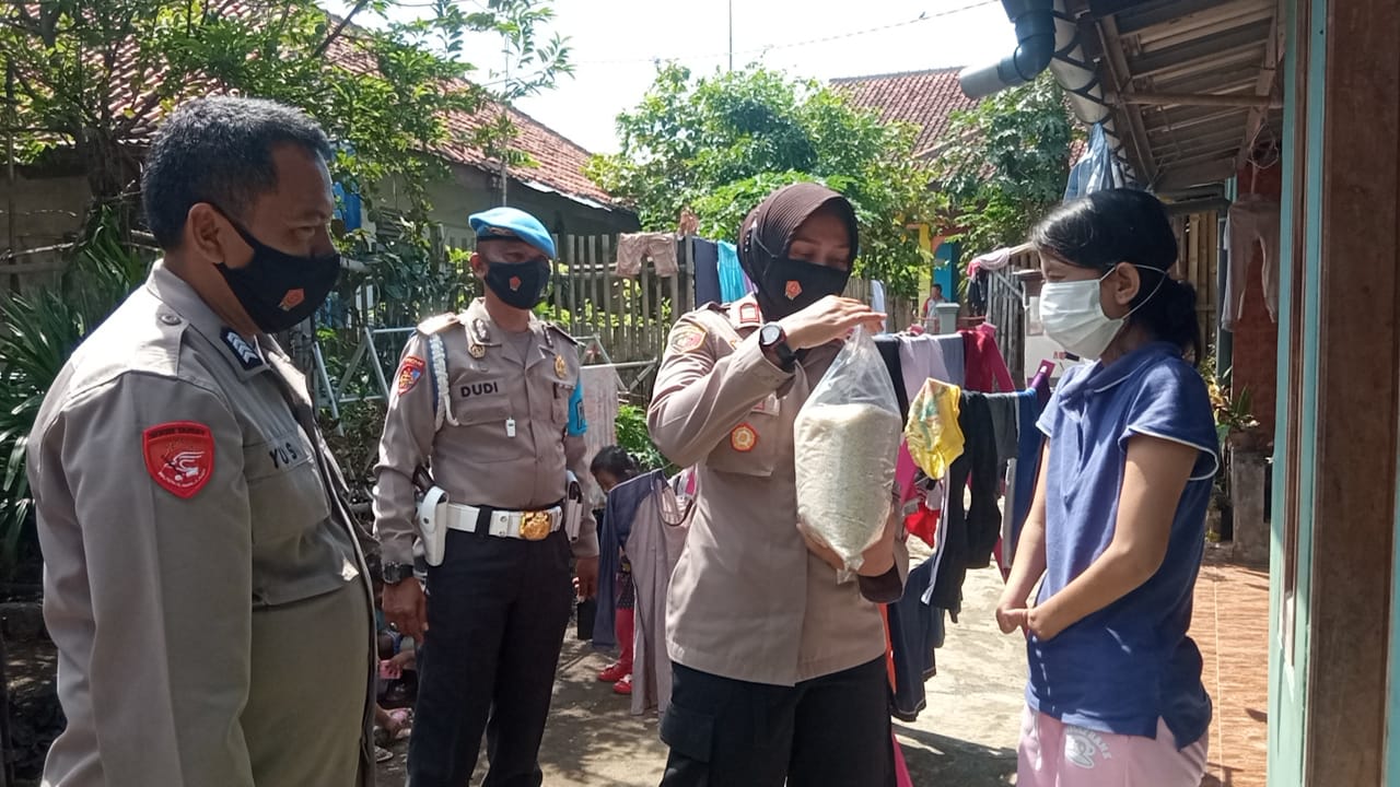 Jumat Berkah, Polisi Bagikan Beras Kepada Warga Kurang Mampu