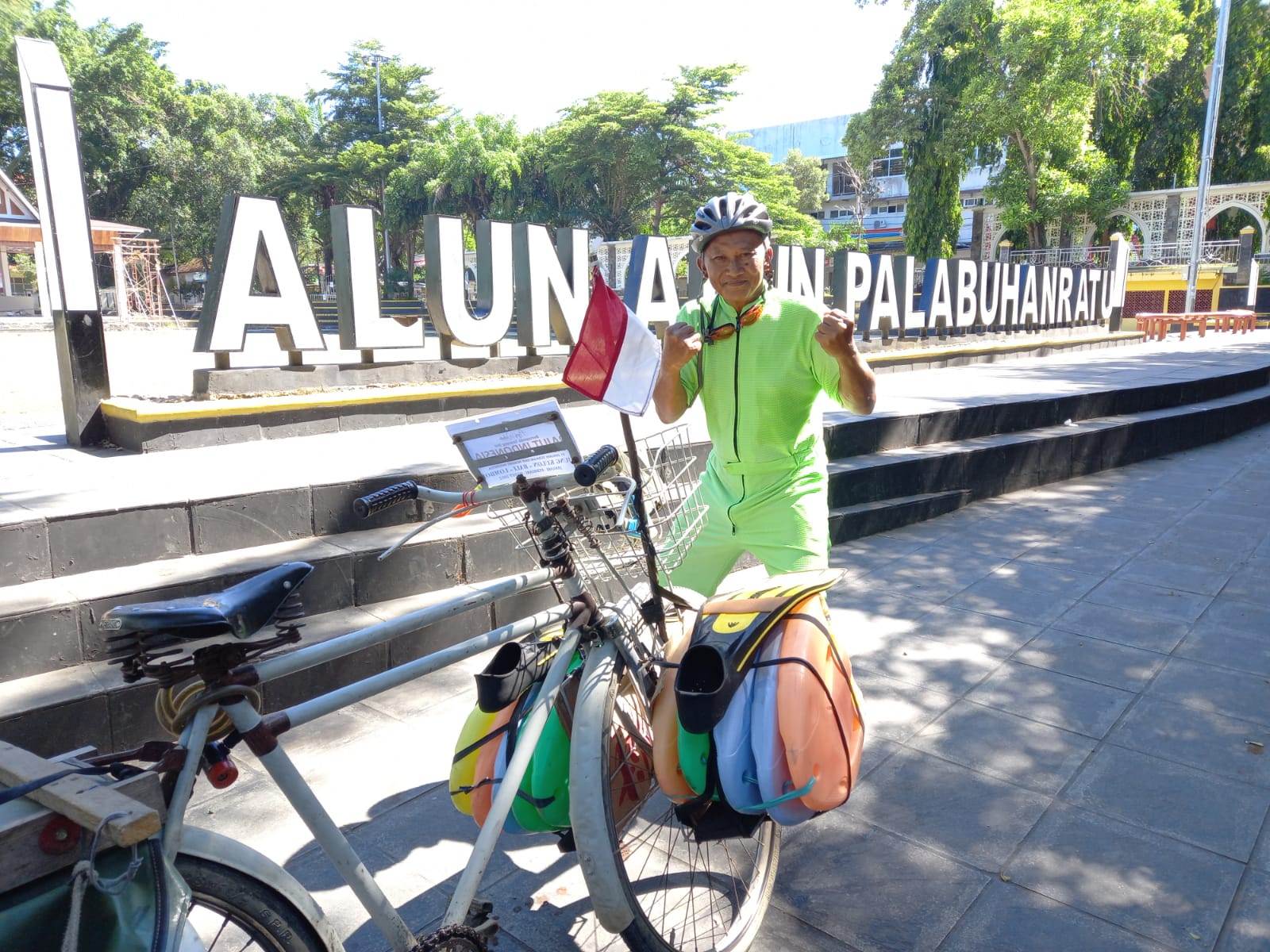 Keren, Kakek usia 68 tahun Gowes dari Ujung Kulon Menuju Lombok