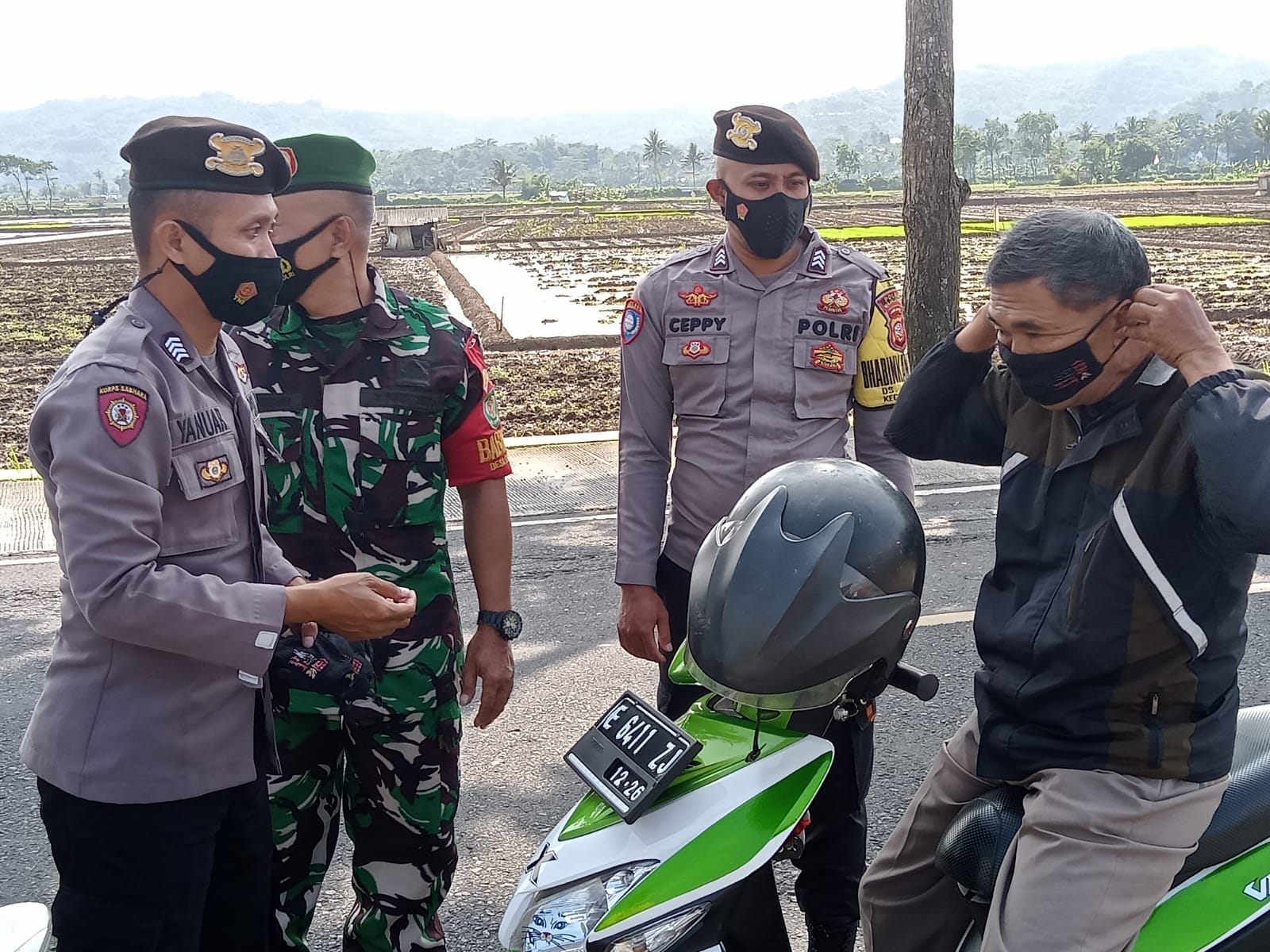 Kompak ! Polisi Dan TNI Bagikan Masker Ke Pengguna Jalan