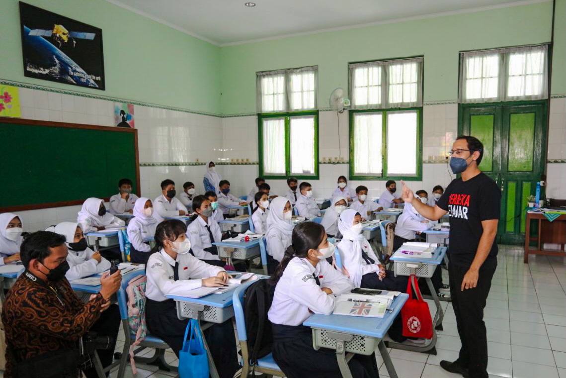 Nadiem Anwar Makarim Tinjau PTM 100% di SMPN 2 Bandung