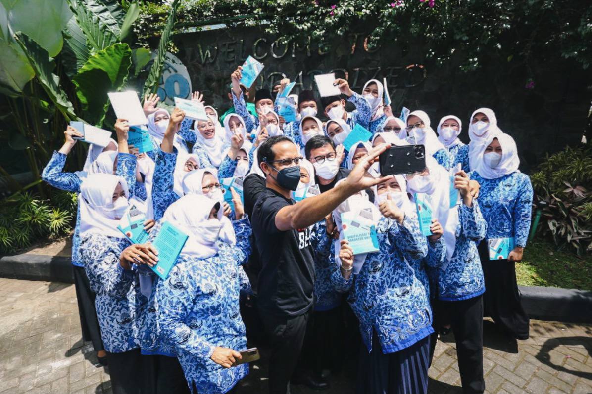 Nadiem Anwar Makarim, Tinjau langsung pelaksanaan PTM 100%