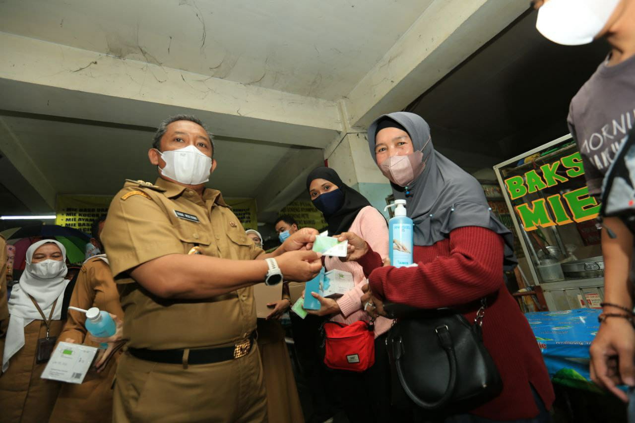 Pemkot Bandung Bagikan Bantuan Kepada PKL Binaan