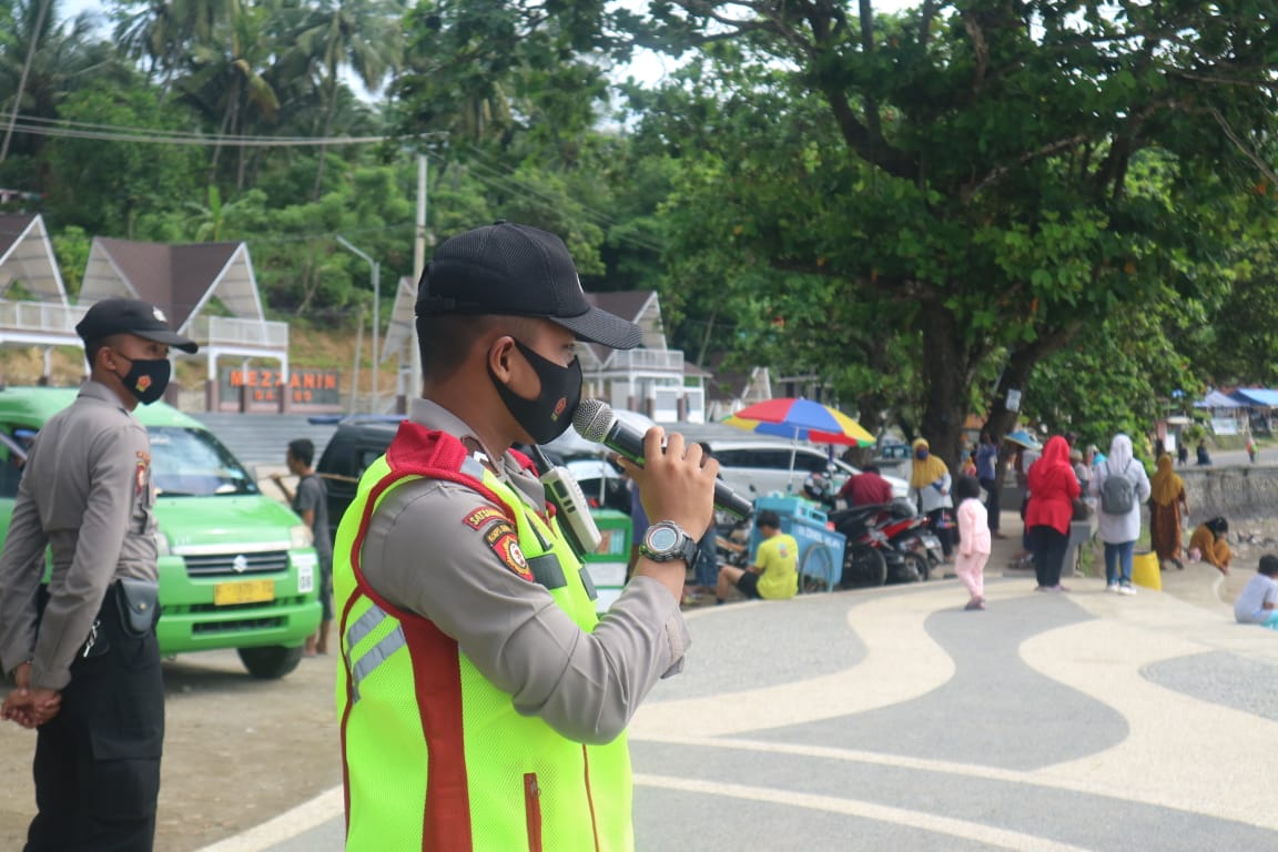 Polisi  Intensifkan Himbauan Prokes Dikawasan Wisata pantai Karanghawu