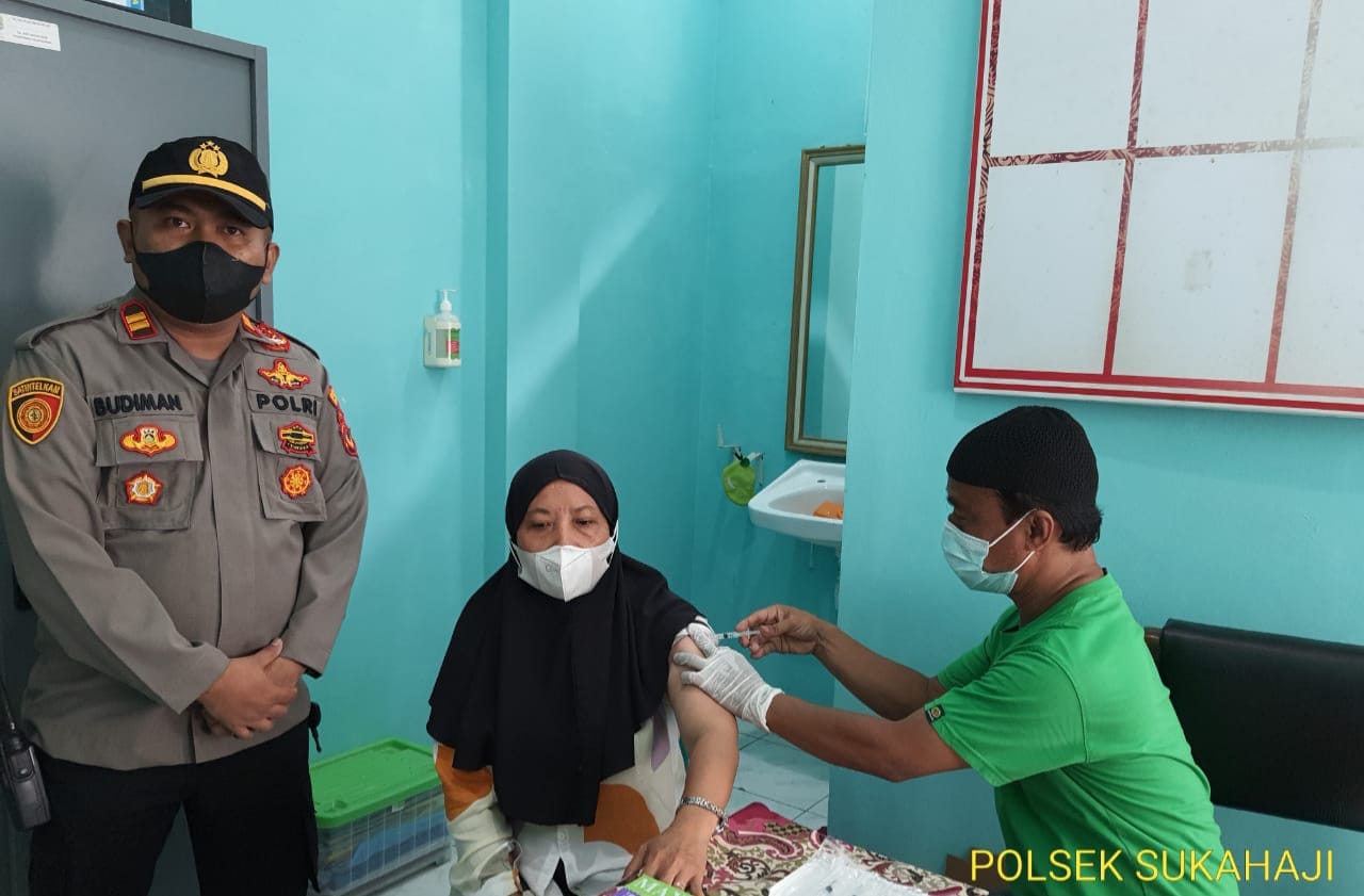 Polisi Pantau Langsung Pelaksanaan Vaksinasi Anak dan Lansia di Sukahaji