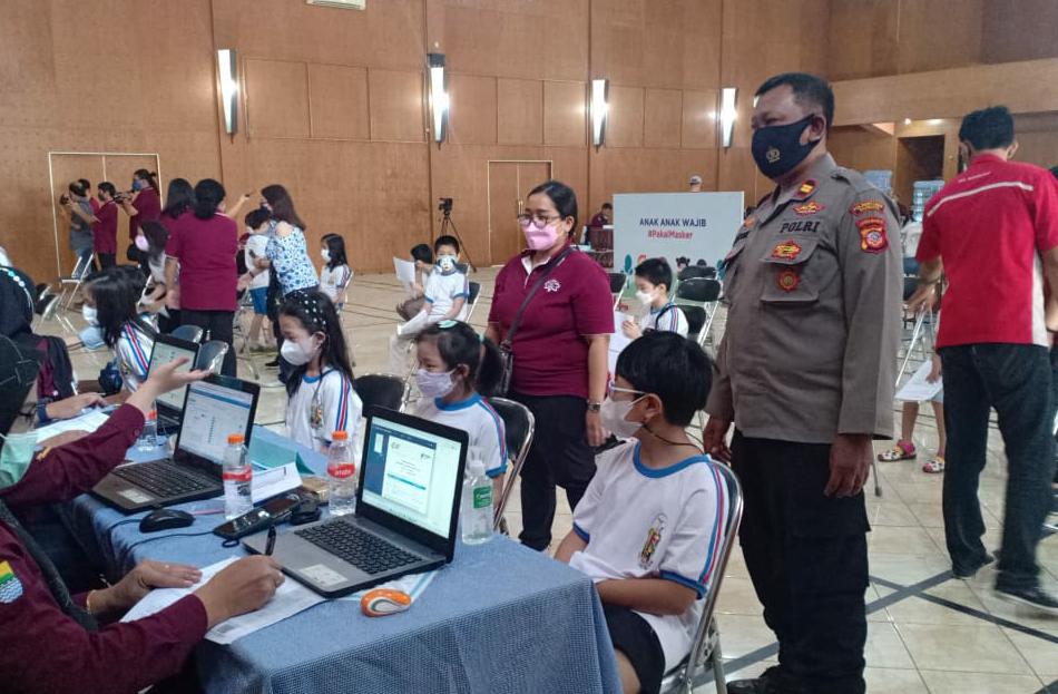 Polisi Tinjau Vaksinasi Usia 6 - 11 Tahun Di SD Griba Antapani  255 Kel Antapani