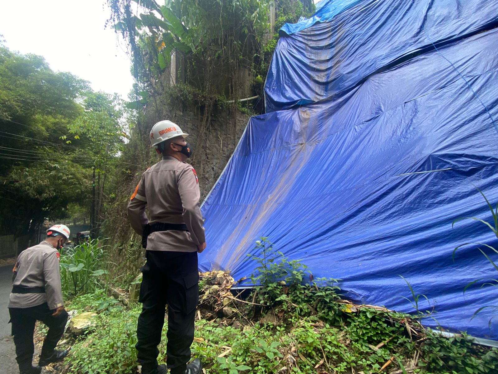Sat Brimob Polda Jabar Cek Tebing Rawan Longsor di Lembang