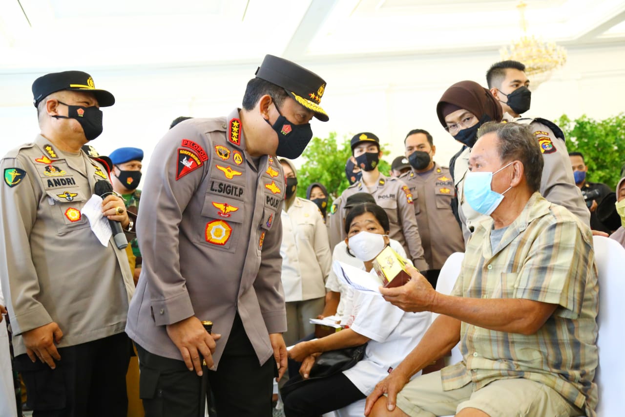 Tinjau Vaksinasi Serentak se-Indonesia, Kapolri Instruksikan Akselerasi ke Lansia dan Anak-Anak