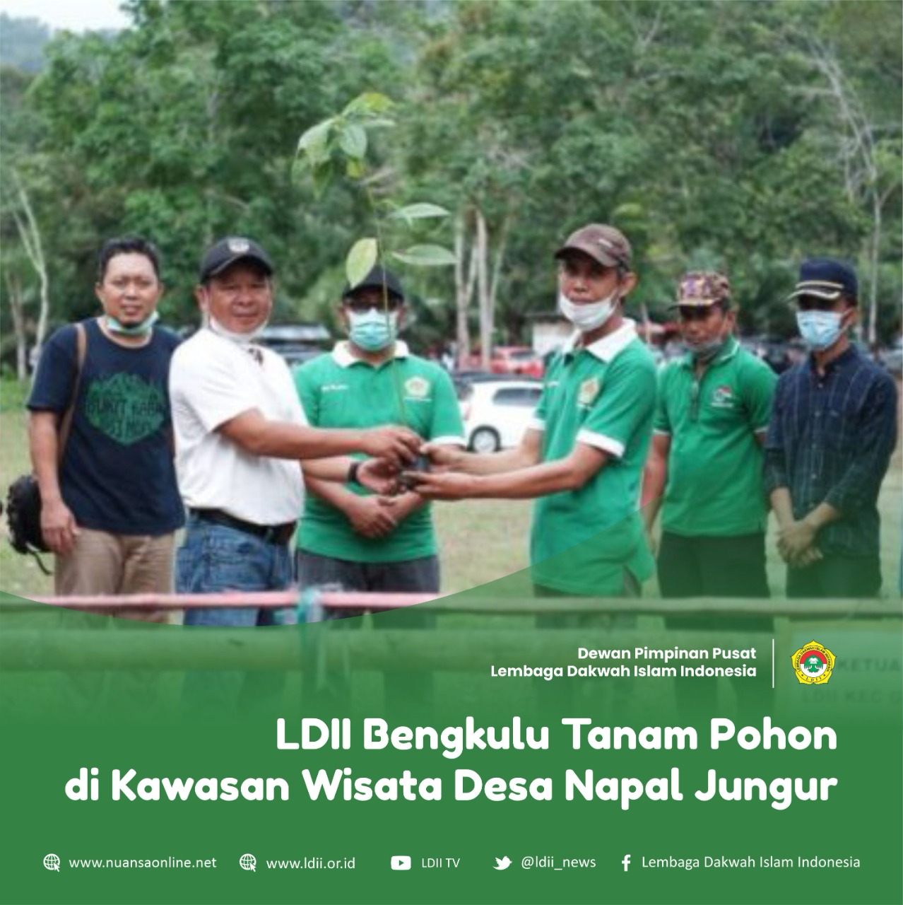 Menanam pohon produktif sebagai upaya mendukung program penghijauan pemerintah