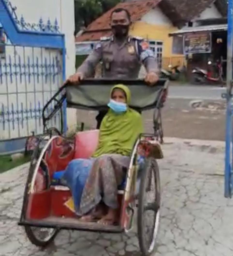 Berbagai Macam Upaya Polisi Jemput Lansia Gunakan Becak Untuk Divaksin