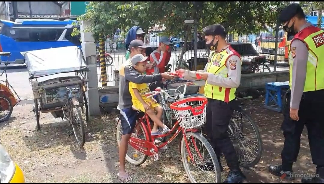 Cegah Penyebaran Corona, Polisi Bagikan Masker Kepada Sejumlah Tukang Becak