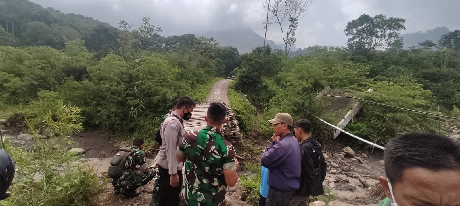 Polisi Cek Lokasi Jembatan Putus Akibat Aliran Deras Sungai Cigaruhguy