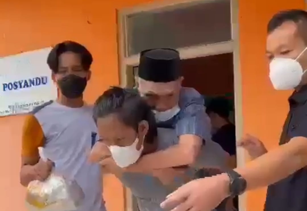 Kebut Vaksinasi, Polisi Rela Gendong Lansia