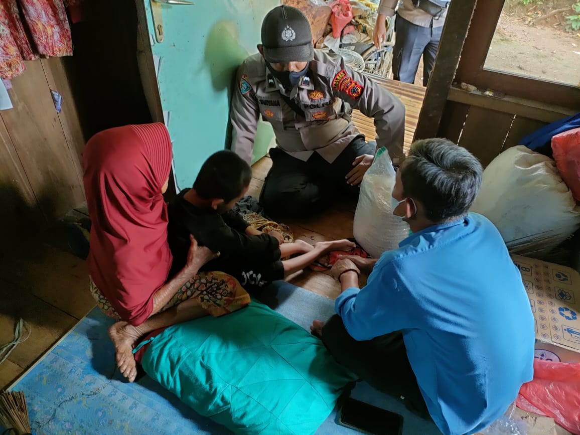 Polisi Jenguk Anak Yang Menderita Cacat Dari Lahir, dan Berikan Bantuan Sembako