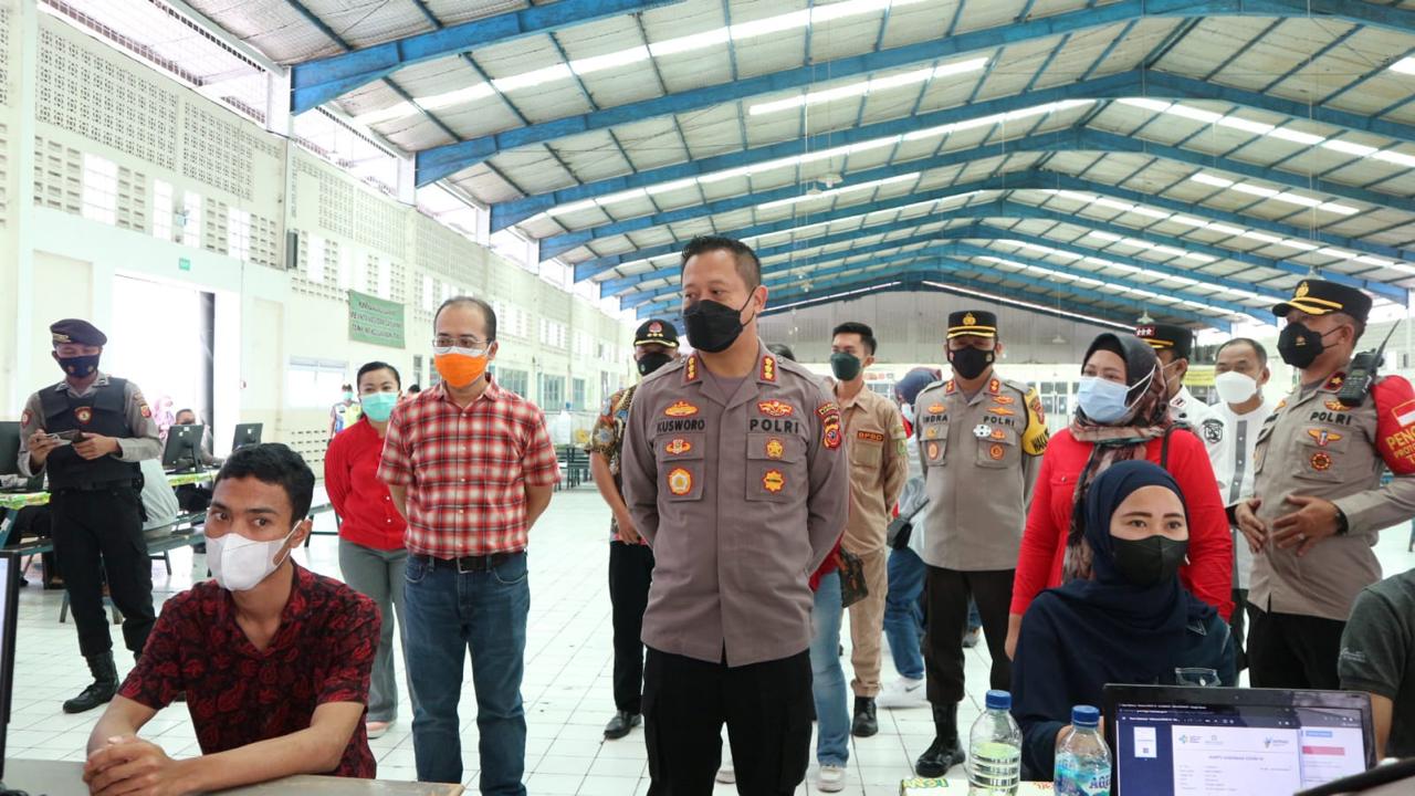 Polisi Laksanakan Vaksin Booster Kepada Karyawan PT. Feng Tay