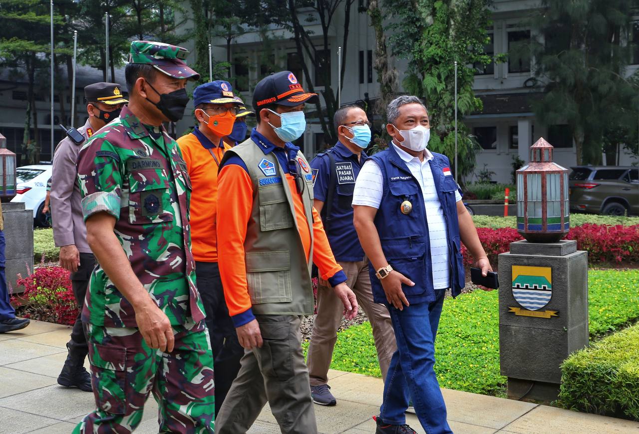 BNPB dan Pemkot Bandung Kolaborasi Bagikan Masker di 20 Titik
