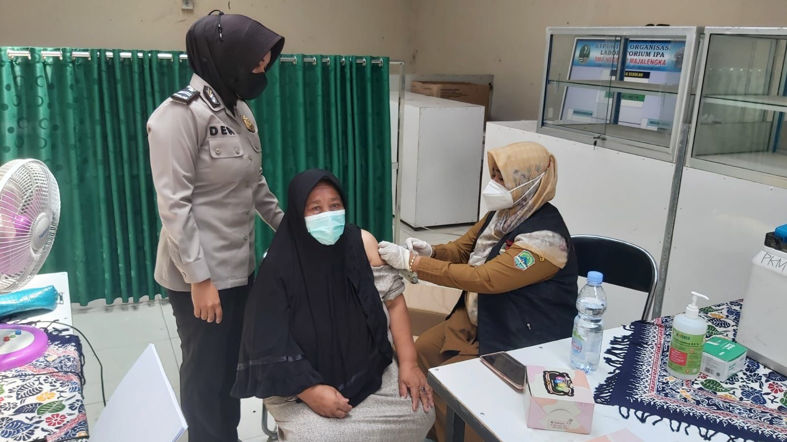 Polisi Dampingi Lansia untuk Divaksinasi