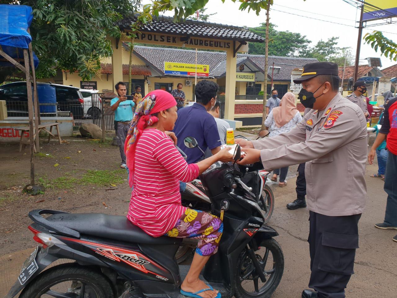 Jum’at Berkah, Polisi Bagikan Nasi Kotak Dan  Masker