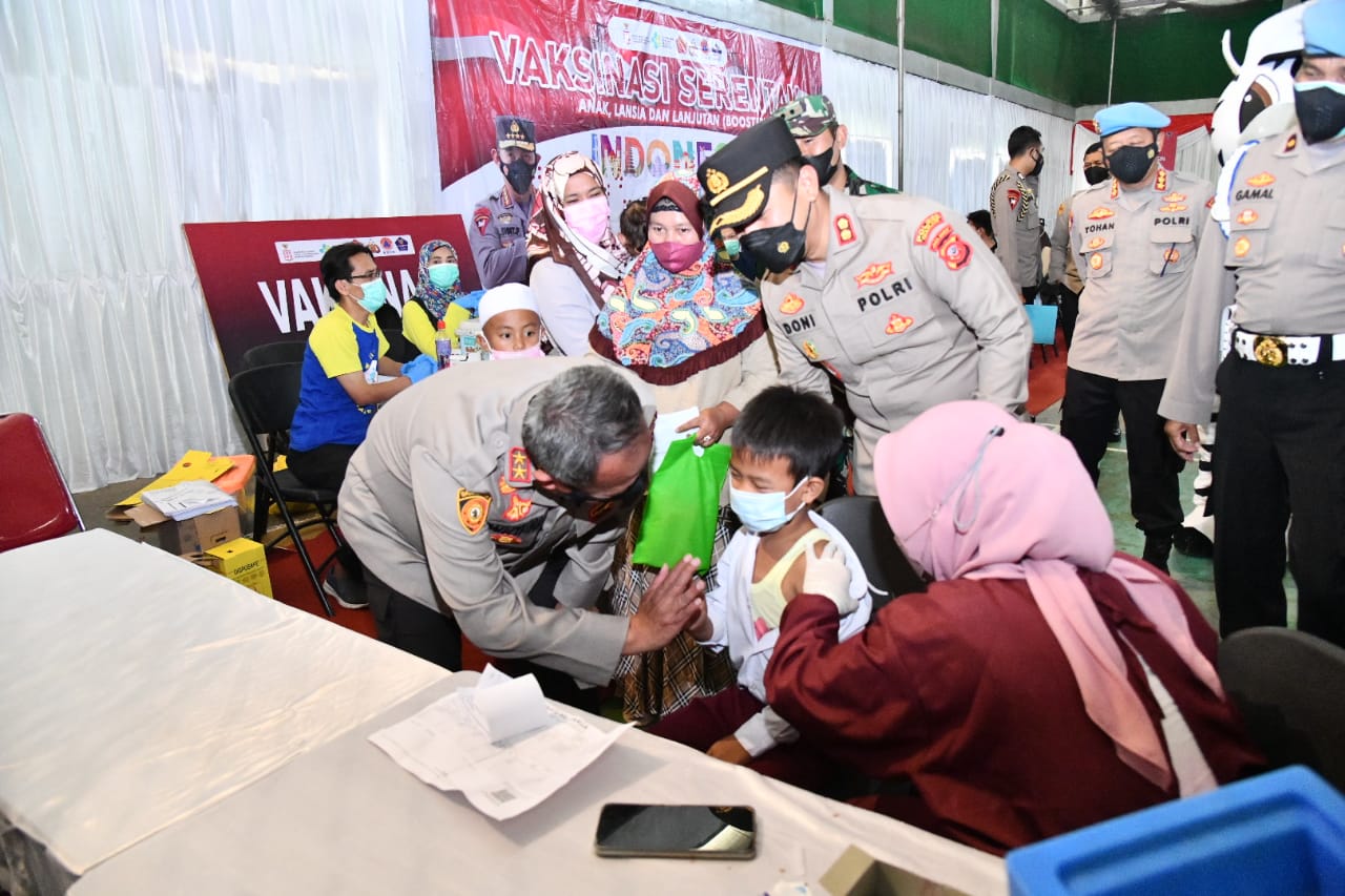 Kapolda Jabar Cek Pelaksanaan Vaksinasi dan Baksos Di Cianjur