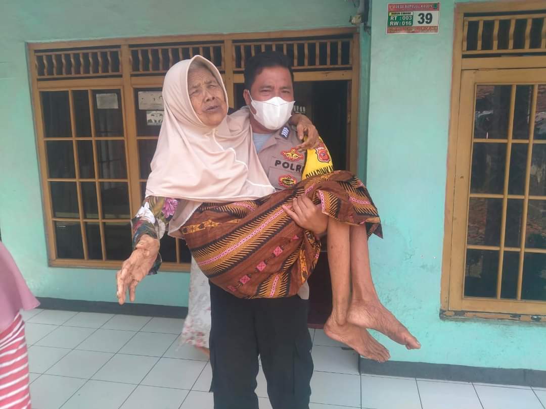Kebut Vaksinasi, Polisi  Bopong Lansia yang Ingin divaksin