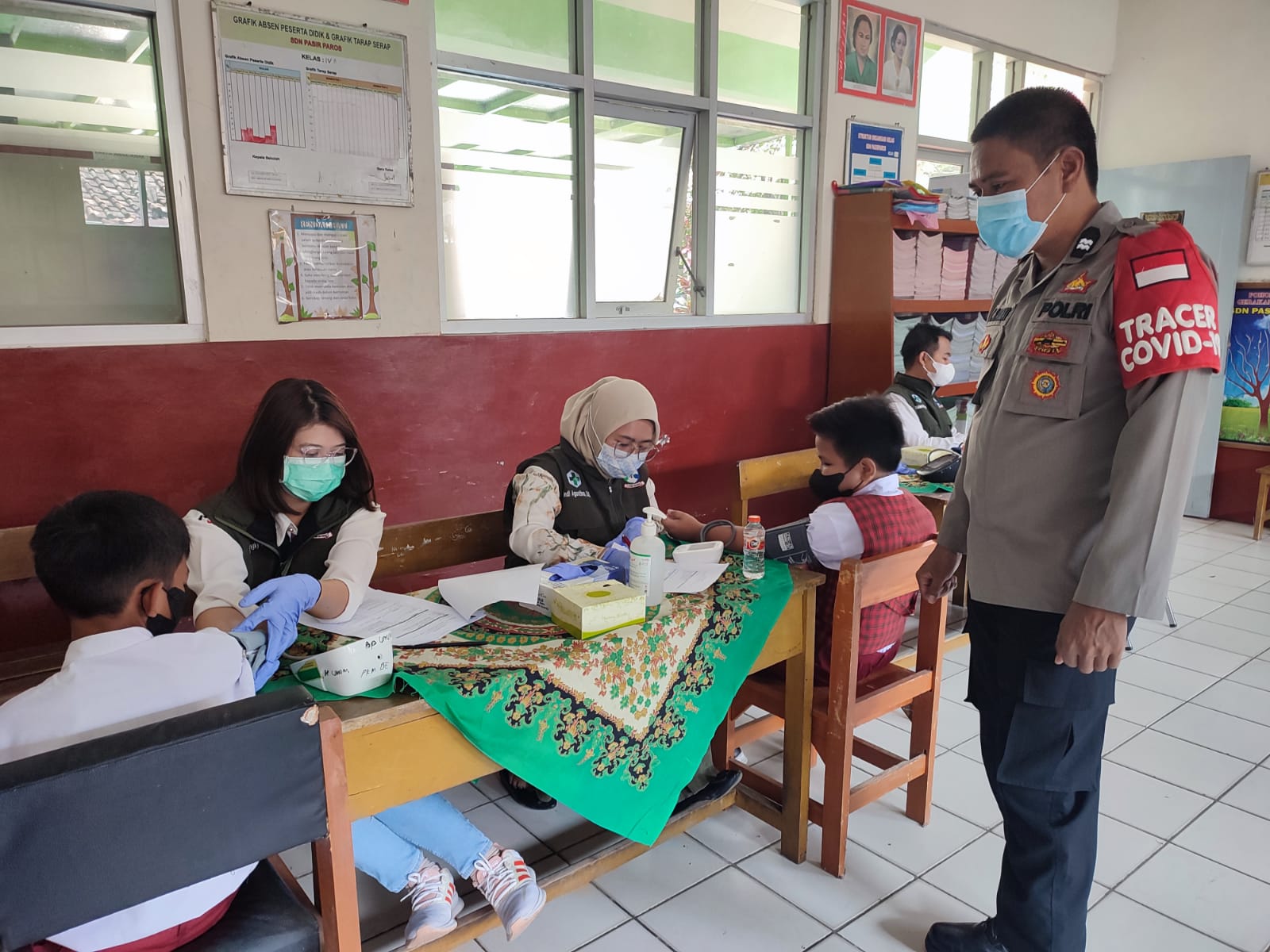 Polisi Pantau Vaksinasi Ke 2 Sebanyak 500 Siswa di SDN Pasir Paros