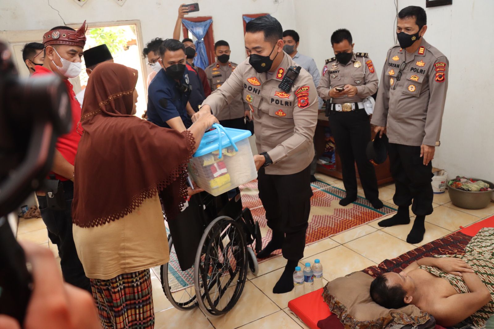 Polri Peduli, Berikan Bantuan Kursi Roda dan Santunan