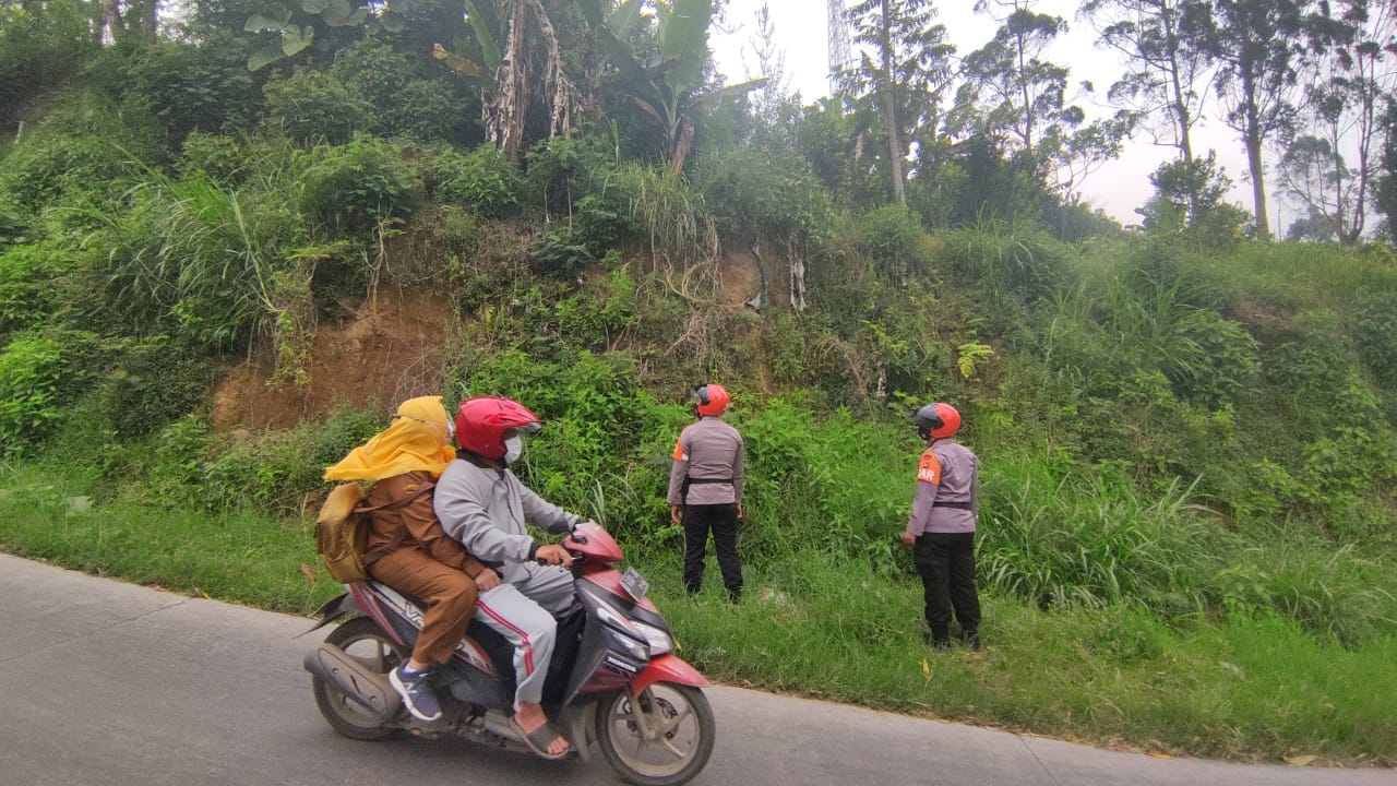 Sat Brimob Polda Jabar patroli wilayah rawan bencana di Lembang