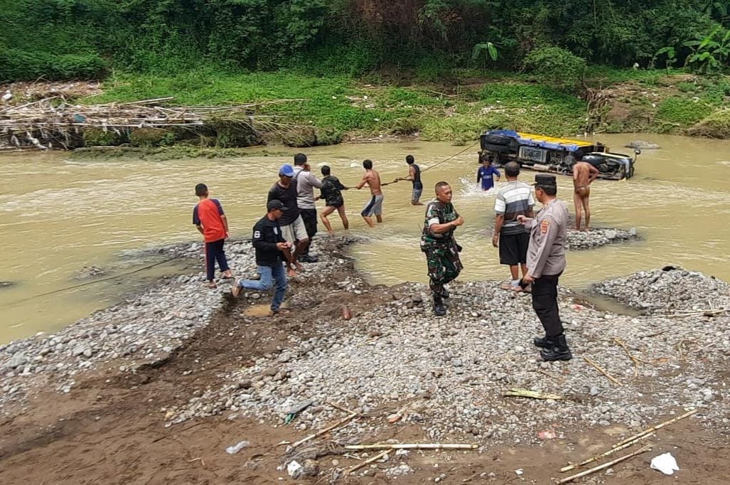 TNI-Polri dan Warga Evakuasi Kendaraan yang Terseret Arus Sungai Cijurey