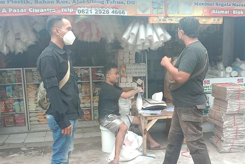 Cek Ketersediaan Minyak Goreng Curah, Polisi Sidak ke Pasar Tradisional