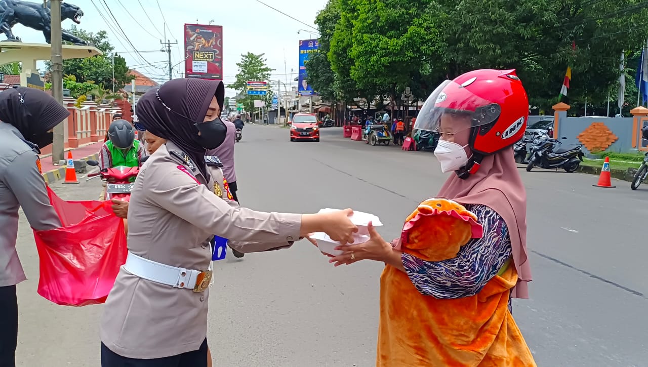Dampak Pandemi, Polisi Bagikan Paket Makanan Kepada Warga