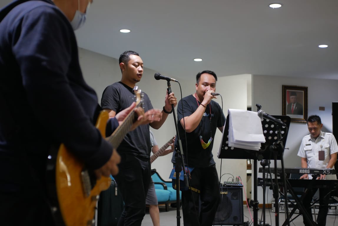 Group Band Plat merah, Siapa Mereka?