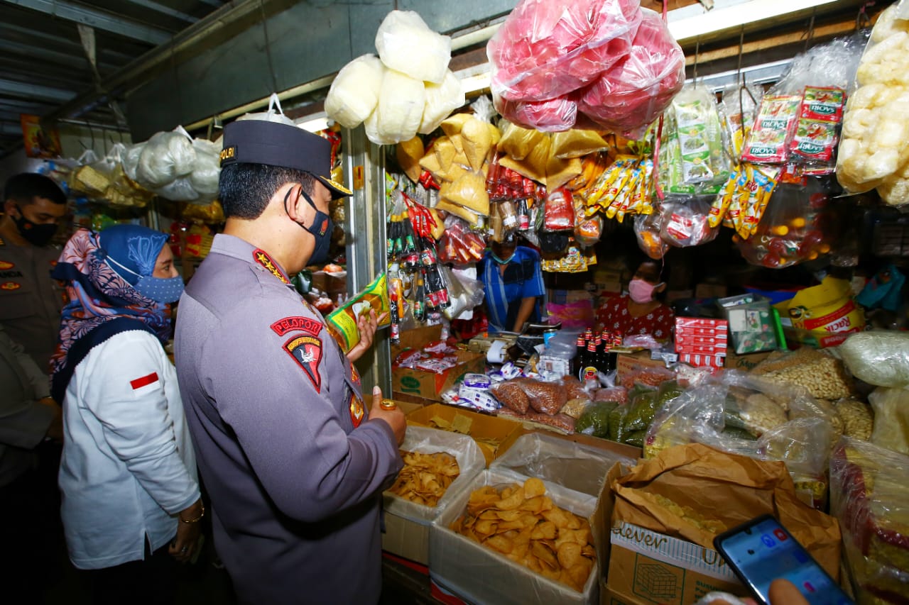 Pastikan Stok Minyak Goreng Aman, Kapolri Blusukan Ke Pasar
